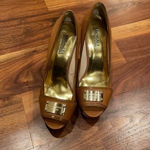 Camel brown Michael Kors pump